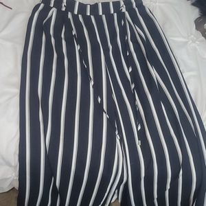 Selling these flowly pants